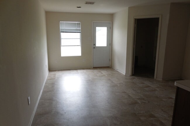 Building Photo - 3 bed, 2 bath home in Crowley
