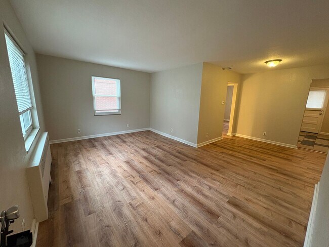 Building Photo - Spacious 1 Bedroom in Bellevue with Balcony and Garage space!