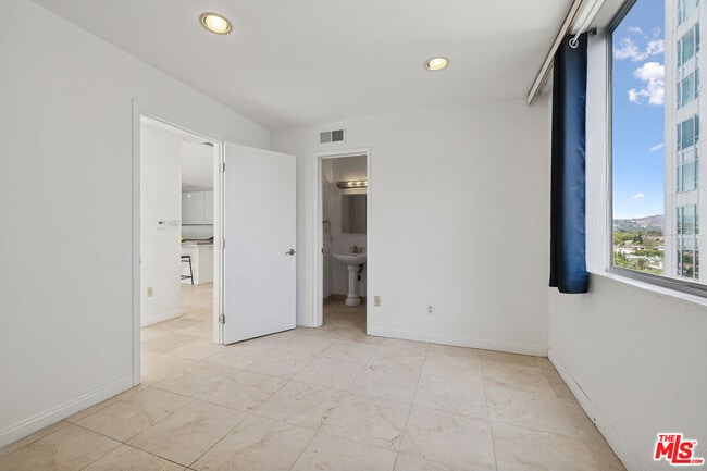 Building Photo - 10747 Wilshire Blvd