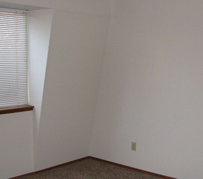 Building Photo - 400 S Morain St