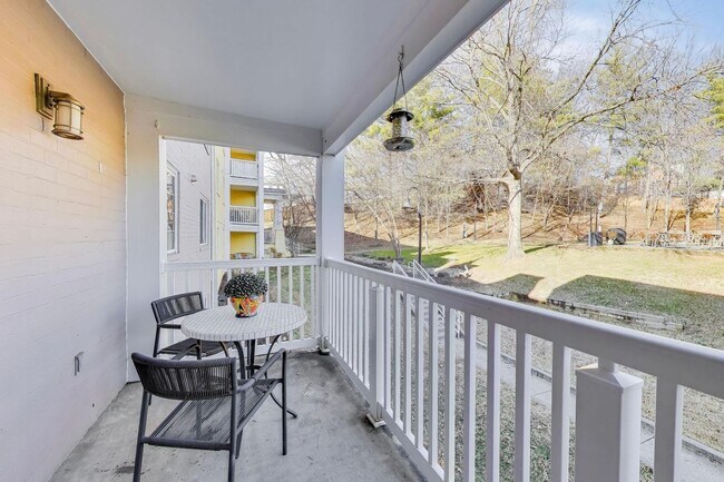 Building Photo - Light-filled 2bd/2ba right on S Four Mile Run $2850