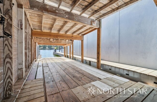 Building Photo - HALE ON THE LAKE