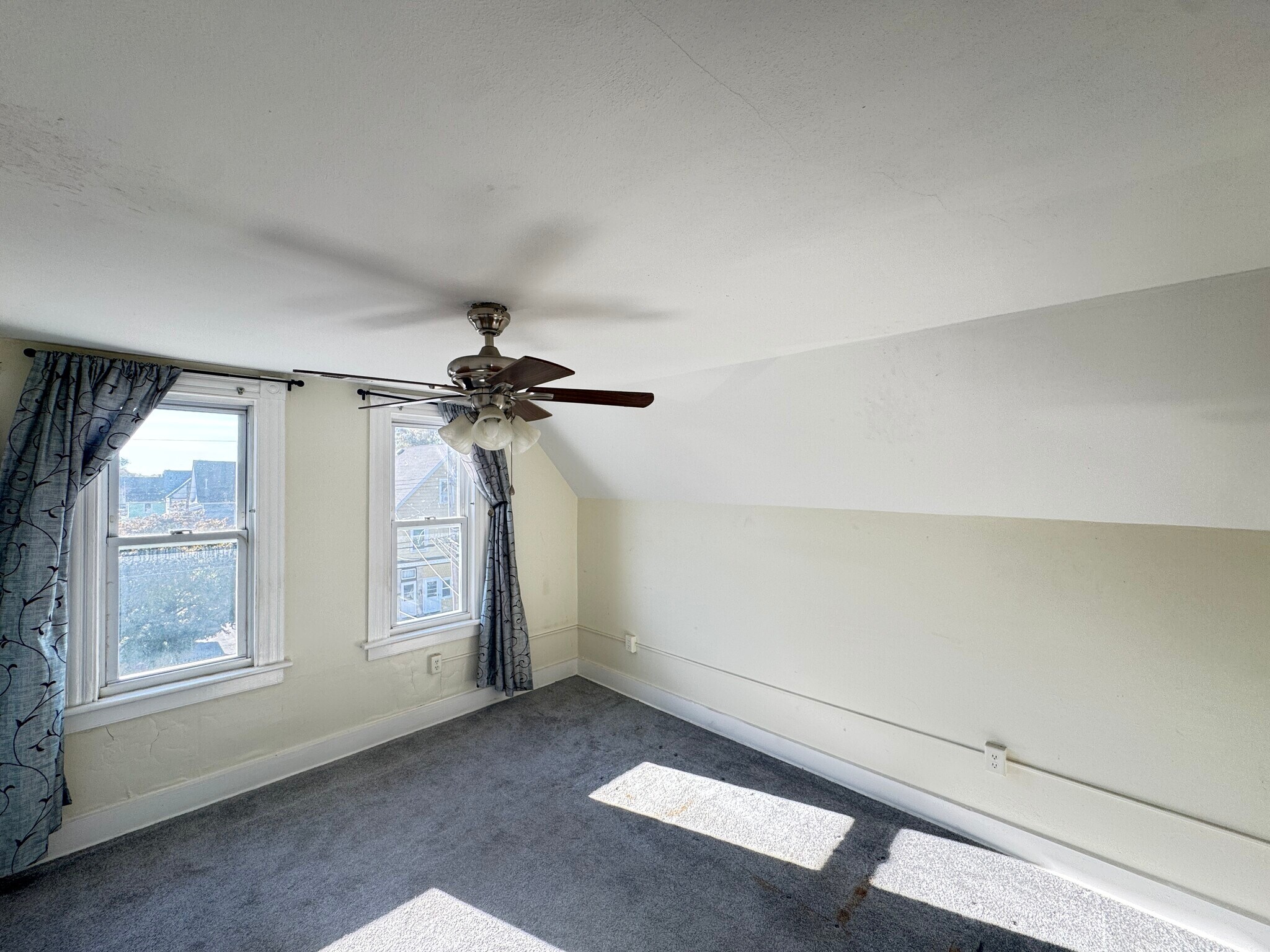 Building Photo - 103 Center St