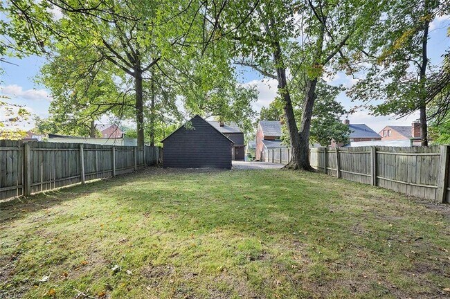 Building Photo - GORGEOUS Cleveland Hts Single Family - Ava...