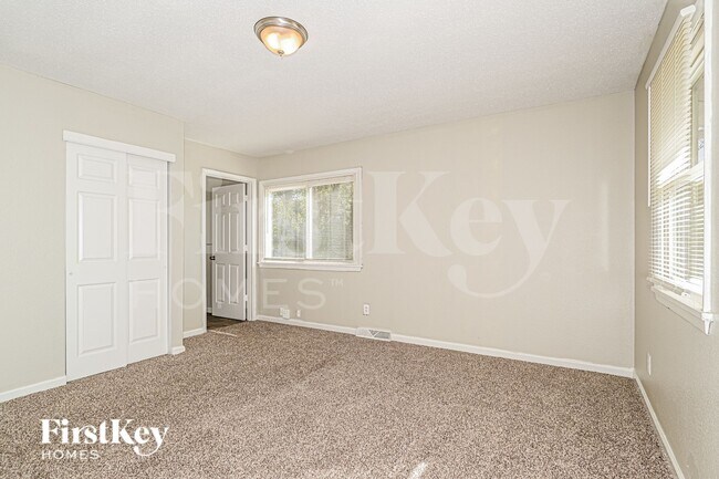 Building Photo - 6680 Foxshire Dr