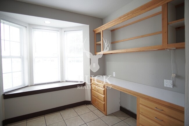 Building Photo - 211 E Harmon Dr