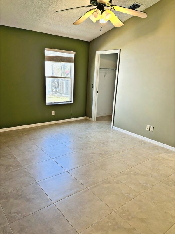 Building Photo - 1379 California Dr
