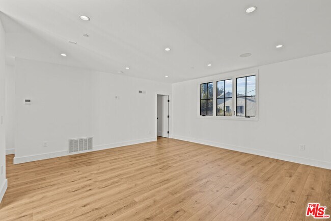 Building Photo - 5539 Tova Rd