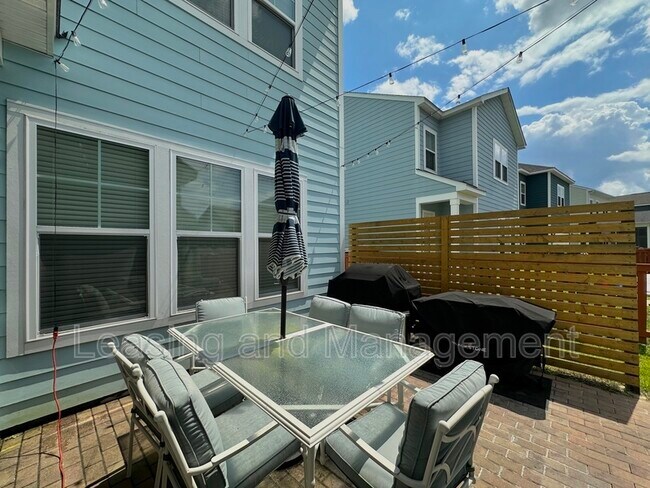 Building Photo - 125 Trumpet Vine Dr