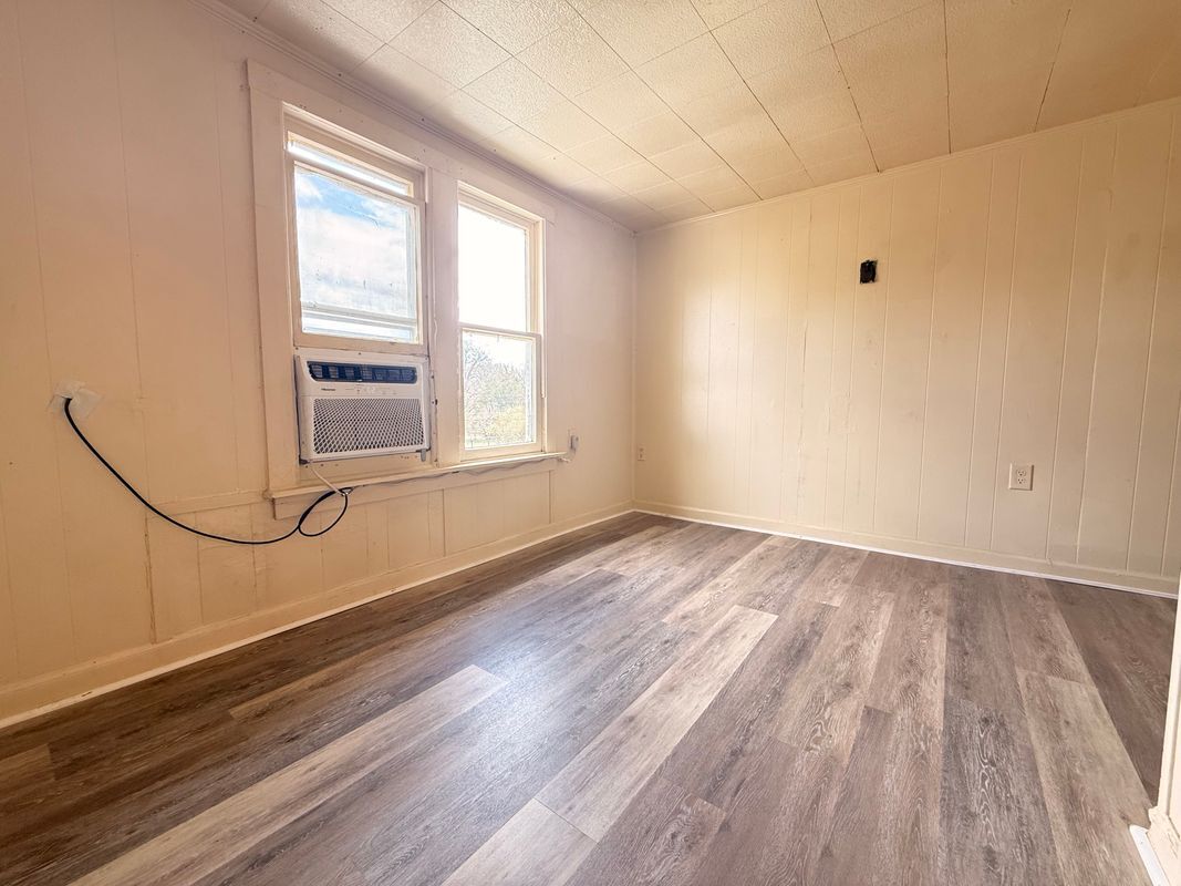 Building Photo - 502 Oak Dr