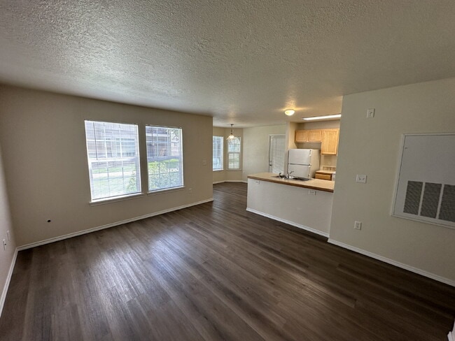 Building Photo - "Modern 2-Bed, 2-Bath Retreat in Boise's Heart – 985 Sq Ft of Pure Comfort!"