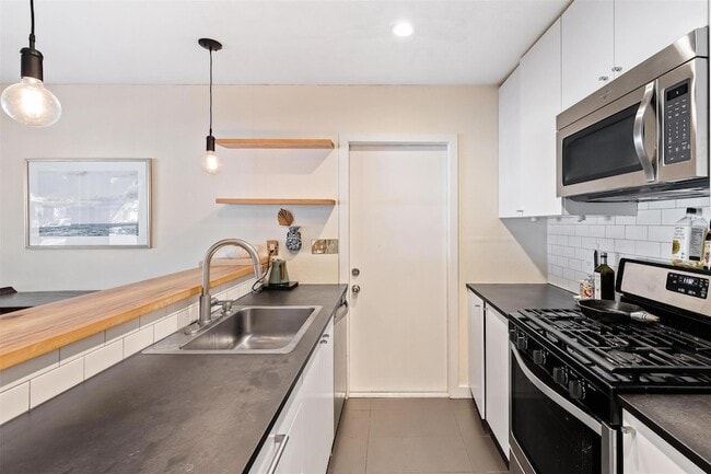 Building Photo - 9717 Hansford Dr