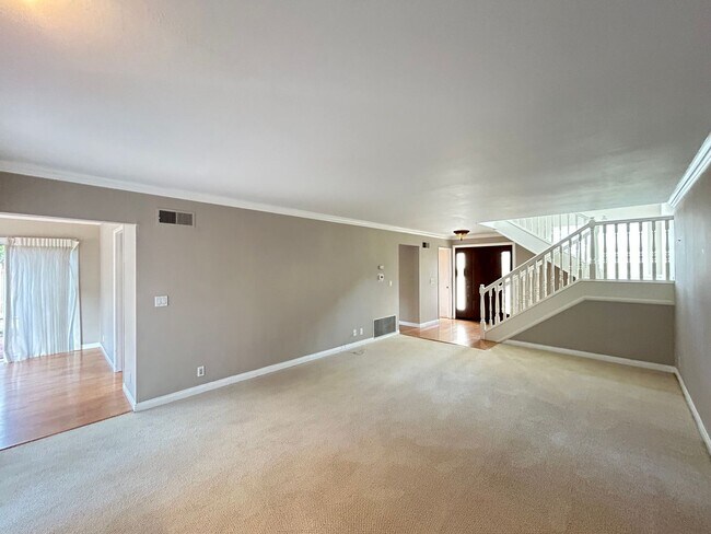 Building Photo - Stunning 4 Bedroom 2.5 Bath Home with Offi...