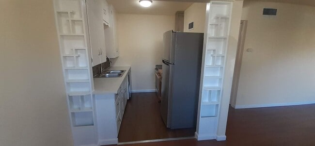 Building Photo - 2bd/1ba Seattle Home