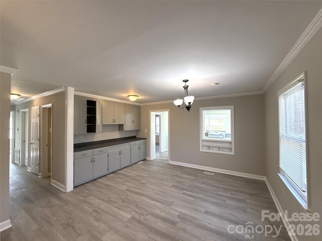 Building Photo - 513 Rhodes Ave