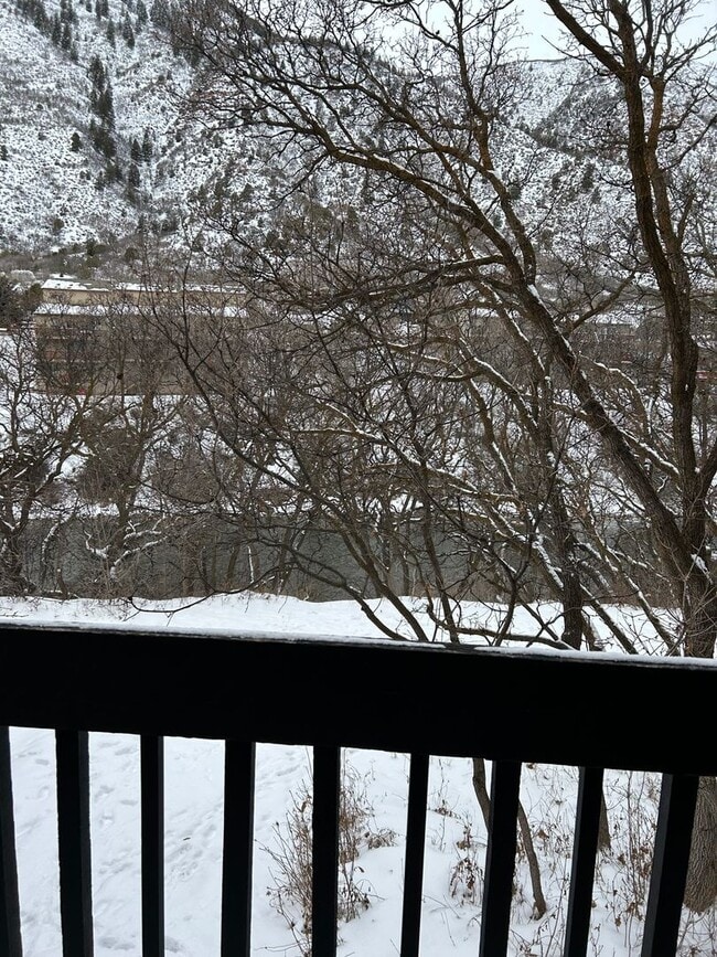 Building Photo - 2 Bedroom 2 Bathroom Apartment in Glenwood...