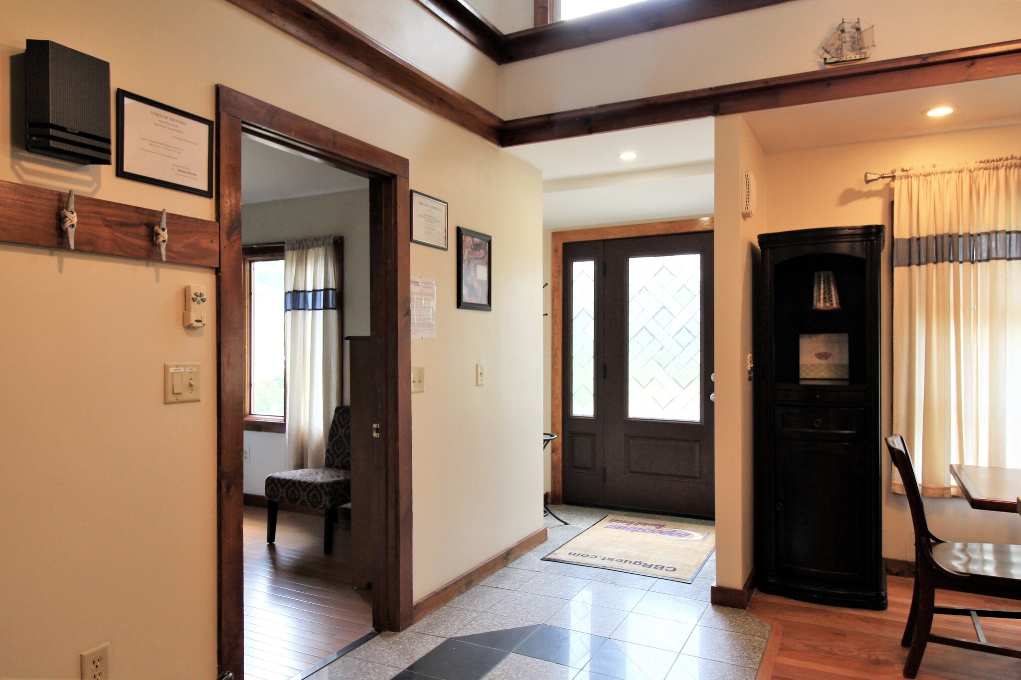 Granite tiled foyer - 237 Lake Shore Dr S