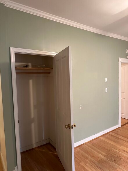 Building Photo - 1723 Bank St