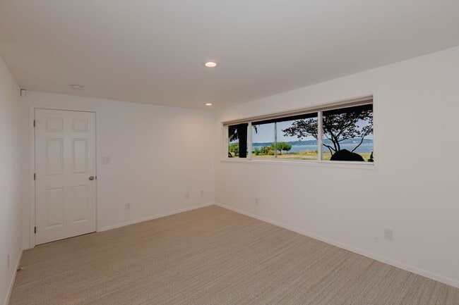 Building Photo - Low Bank Waterfront New Remodel on Huge Lot