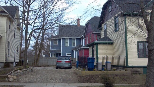 Building Photo - 3 br, 1 bath House - 1224 S Westnedge Ave ...