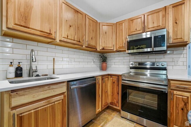 Building Photo - Scenic Mountain View Rental Minutes from Shopping & Trails!