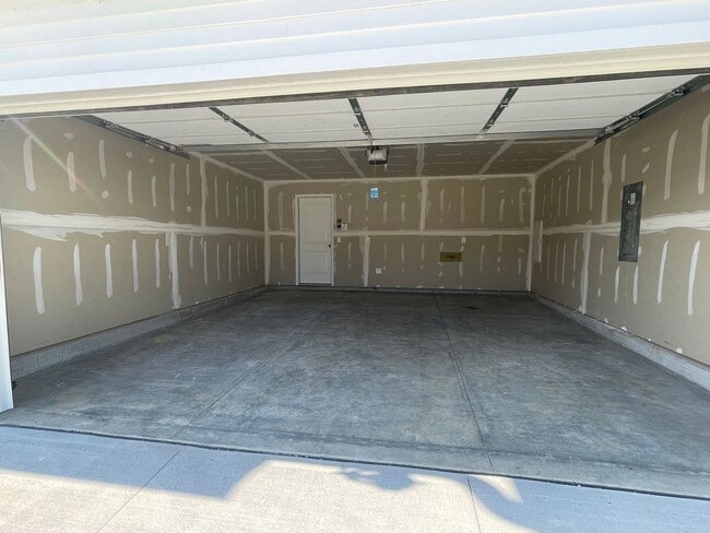 Building Photo - Beautiful 3 bed, 2 bath townhome $2200