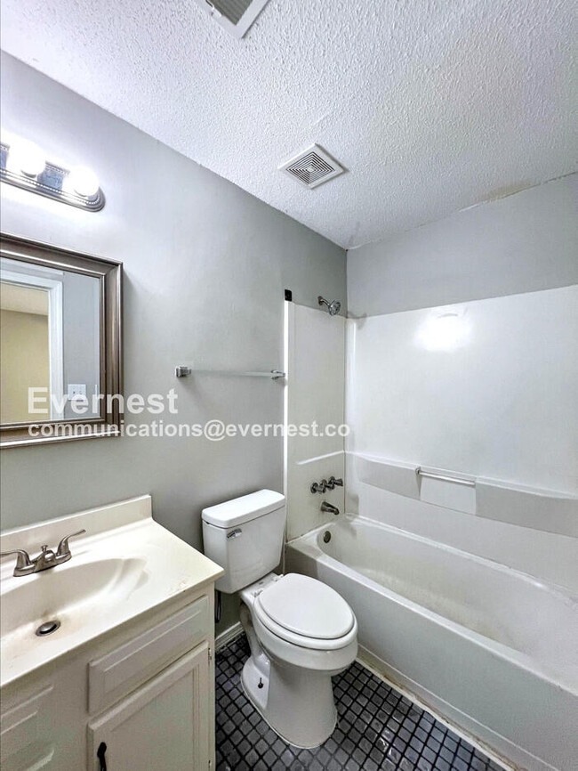 Building Photo - 6205 Somerset Cove
