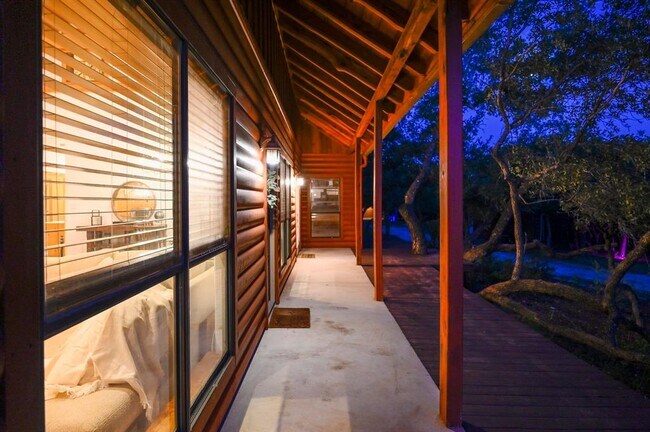 Building Photo - 401 Madrone Canyon Dr