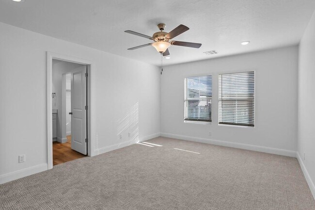 Building Photo - Beautiful 3 Bedroom Townhome in Desert Col...