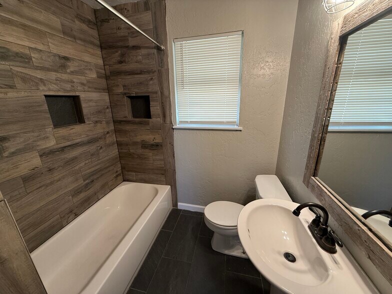 Building Photo - 1216 E Foster Ave