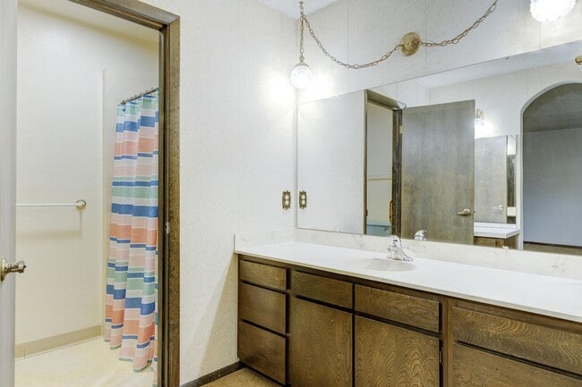 Building Photo - Charming Residence in a Prime Location 3bed/2bath