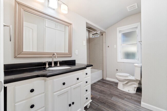 Building Photo - Gorgeous 5 bedroom, 2.5 bath House on a .8...