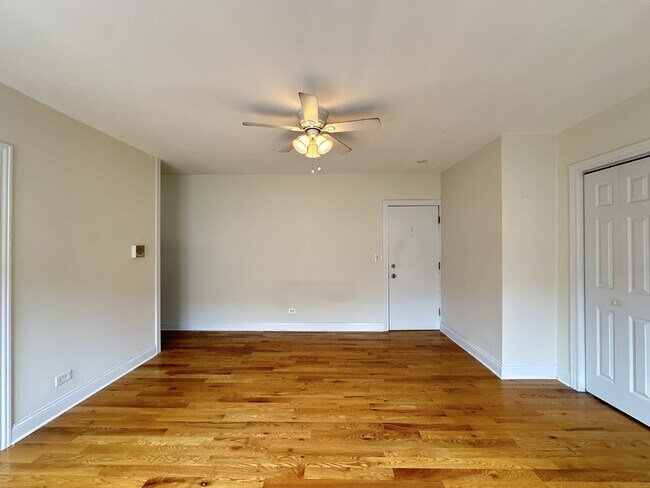 Building Photo - 822 W Cornelia Ave
