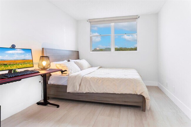 Building Photo - 2821 N Miami Beach Blvd