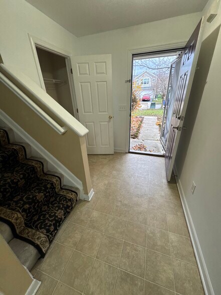 Building Photo - 2395 Maple Hedge Way