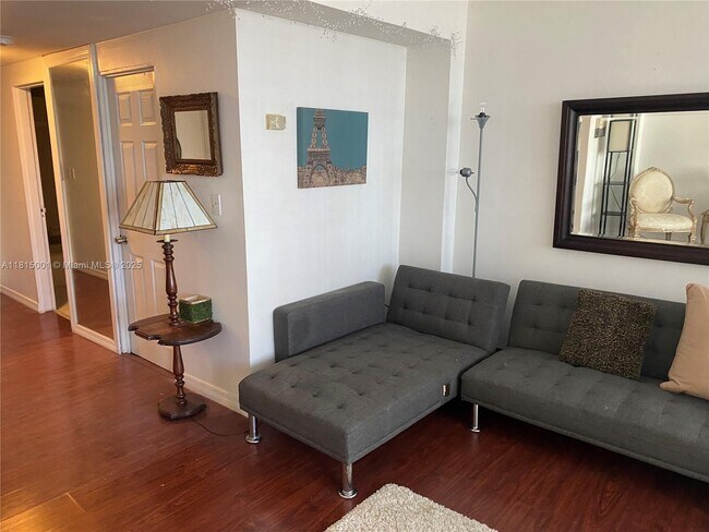 Building Photo - 825 Brickell Bay Dr