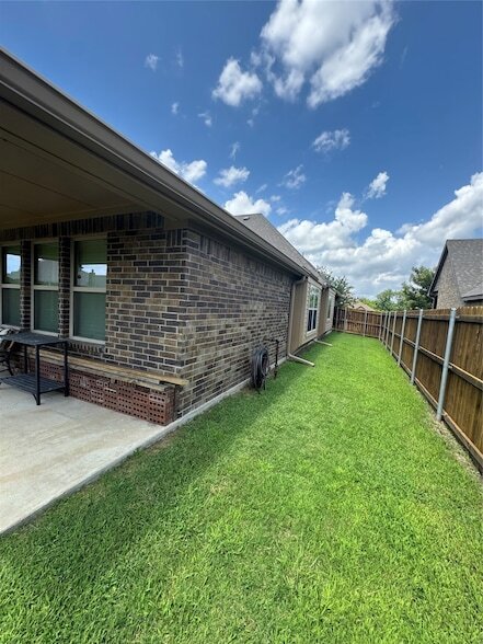 Building Photo - 1713 Fair Oaks Ln