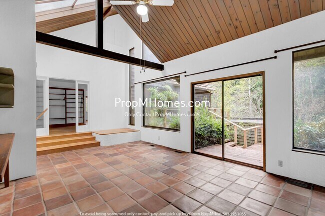 Building Photo - Rare Three Bedroom Gem in SW Portland!