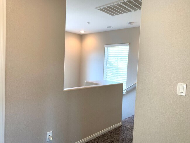 Building Photo - 3 Bedroom House in gated community