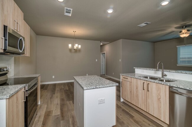 Building Photo - GORGEOUS 3 BEDROOM DUPLEX LOCATED IN MIDLO...