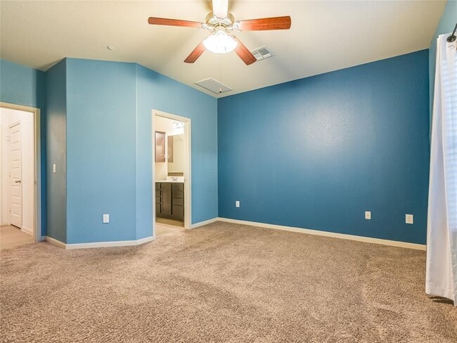 Building Photo - 1620 Bryant Dr