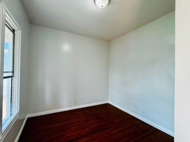 Building Photo - Two Bedroom Home with Enclosed Yard for Re...