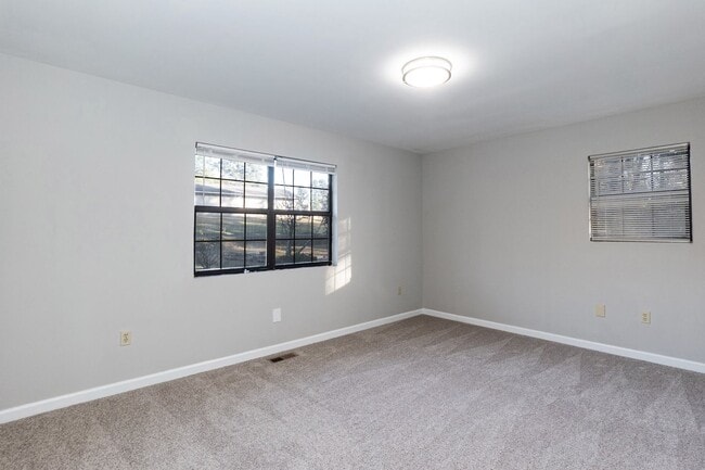 Building Photo - Three Bedroom Home!