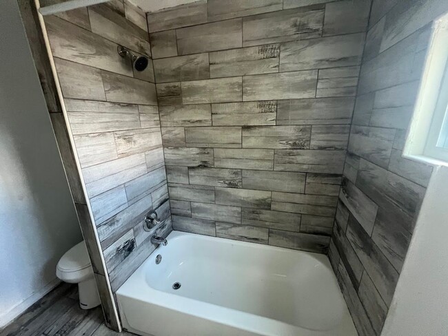 Building Photo - Newly updated 3 bedroom home
