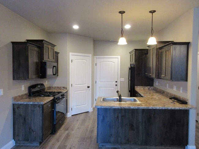 Building Photo - Newer Town home living in the heart of Cedar City!