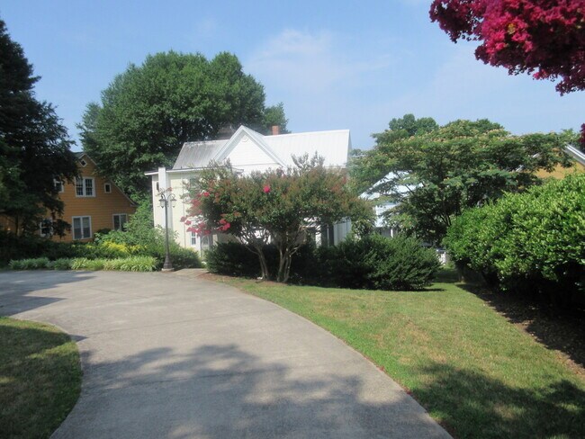 Building Photo - A Wonderful Historic Home in Downtown Wins...