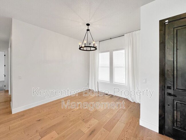 Building Photo - 5298 W Parkridge Dr