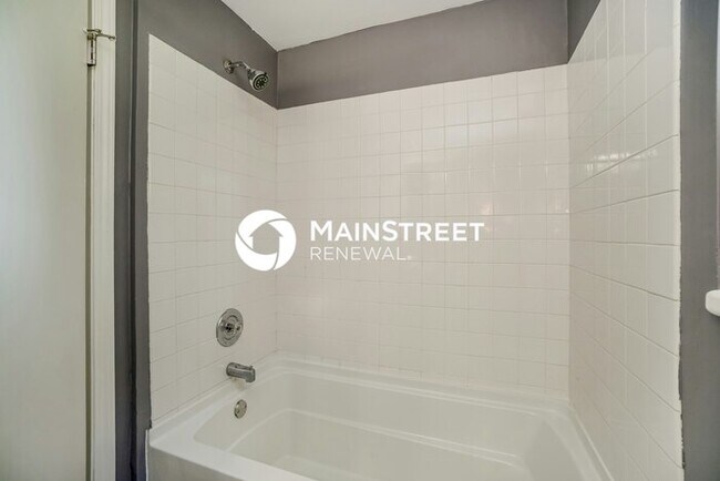 Building Photo - 3 Bedroom Pet-Friendly Home in COLUMBUS, OH with Main Street Renewal