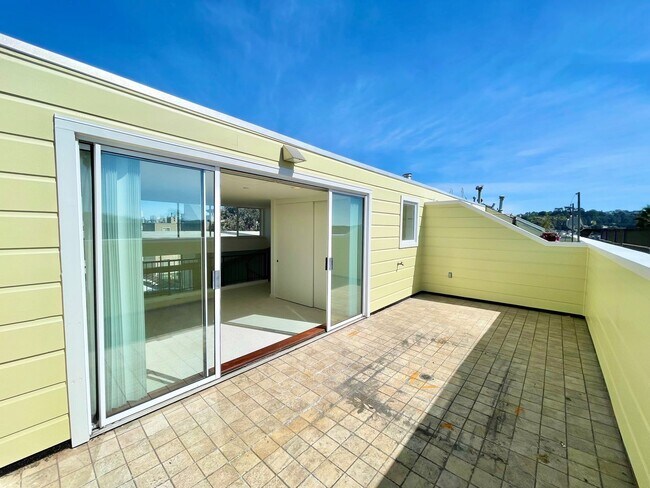 Building Photo - Sun Drenched Mission Loft! Top floor/Penthouse unit! 1BD/2BA! 1,202 SqFt! Parking! Laundry! Stora...