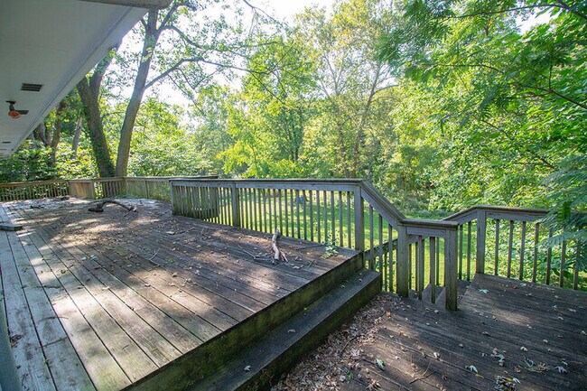 Building Photo - 715 Bluffdale Dr